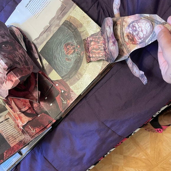 AMCs The Walking Dead Pop-Up Book - Picture 5 of 8